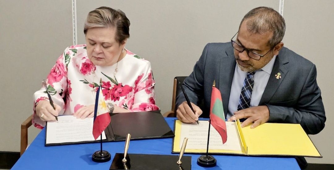 ދިވެހިރާއްޖެ އާއި ފިލިޕީންސް އާ ދެމެދު ސިޔާސީ މަޝްވަރާތަކުގެ އެއްބަސްވުމެއްގައި ސޮއިކުރުން