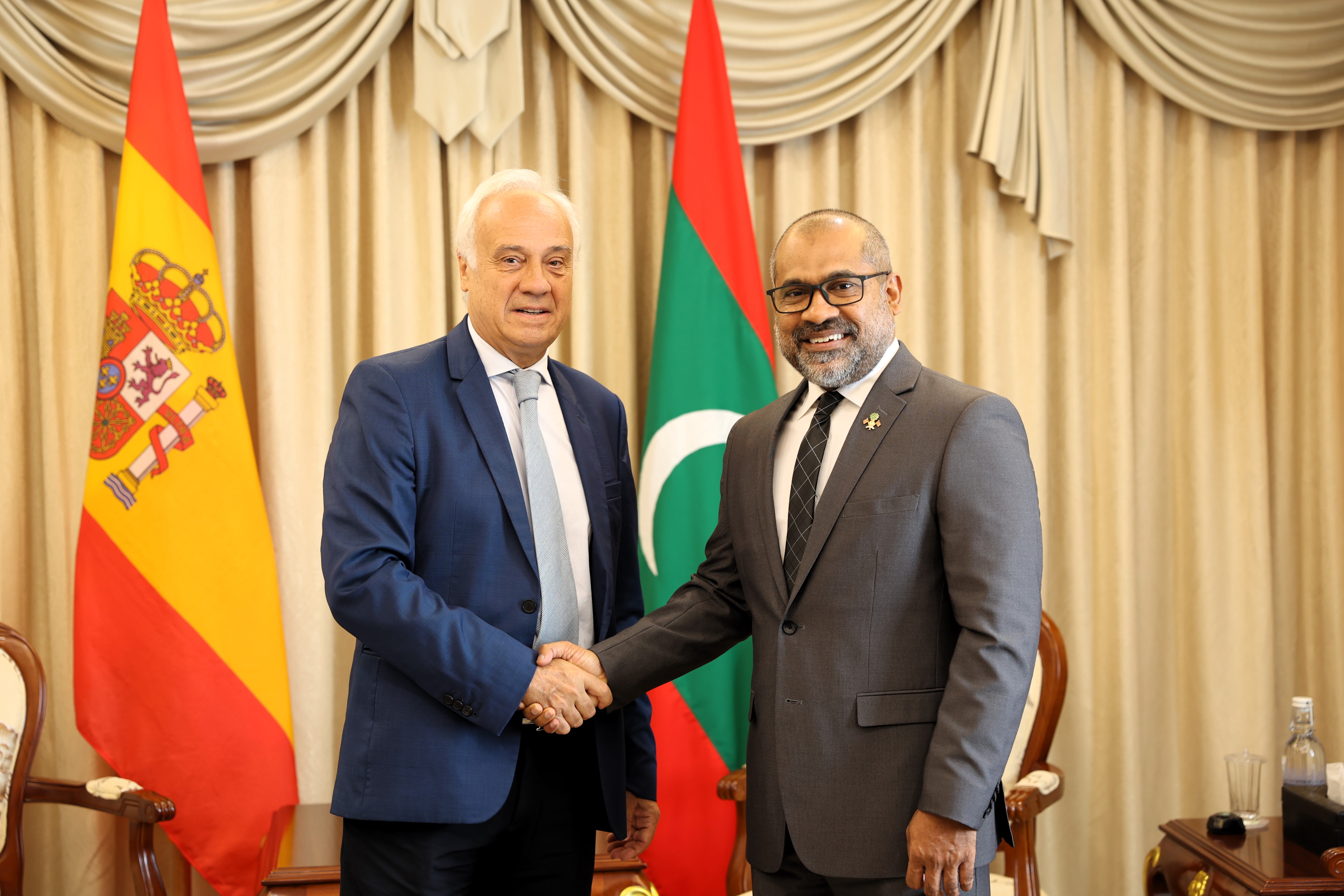 ސްޕެއިން އިން ދިވެހިރާއްޖެ އަށް ކަނޑައަޅުއްވާ އައު ސަފީރު ޚާރިޖީ ވަޒީރު ޑރ. ޚަލީލްގެ އަރިހަށް އިޙްތިރާމުގެ ޒިޔާރަތެއް ކުރައްވައިފި