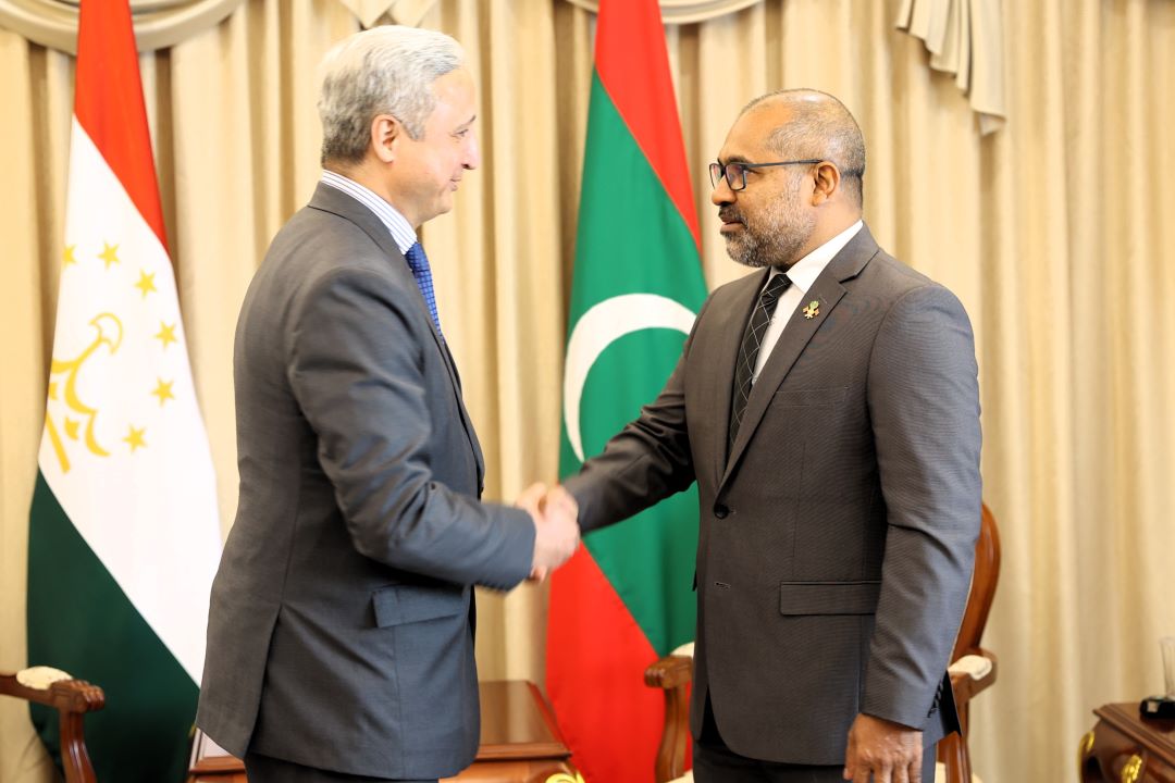 ‏‎ތަޖިކިސްތާން ސަރުކާރުން ދިވެހިރާއްޖެއަށް ކަނޑައެޅުއްވި އާ ސަފީރު ޚާރިޖީ ވަޒީރުގެ އަރިހަށް އިޙްތިރާމްގެ ޒިޔާރަތެއް ކުރައްވައިފި