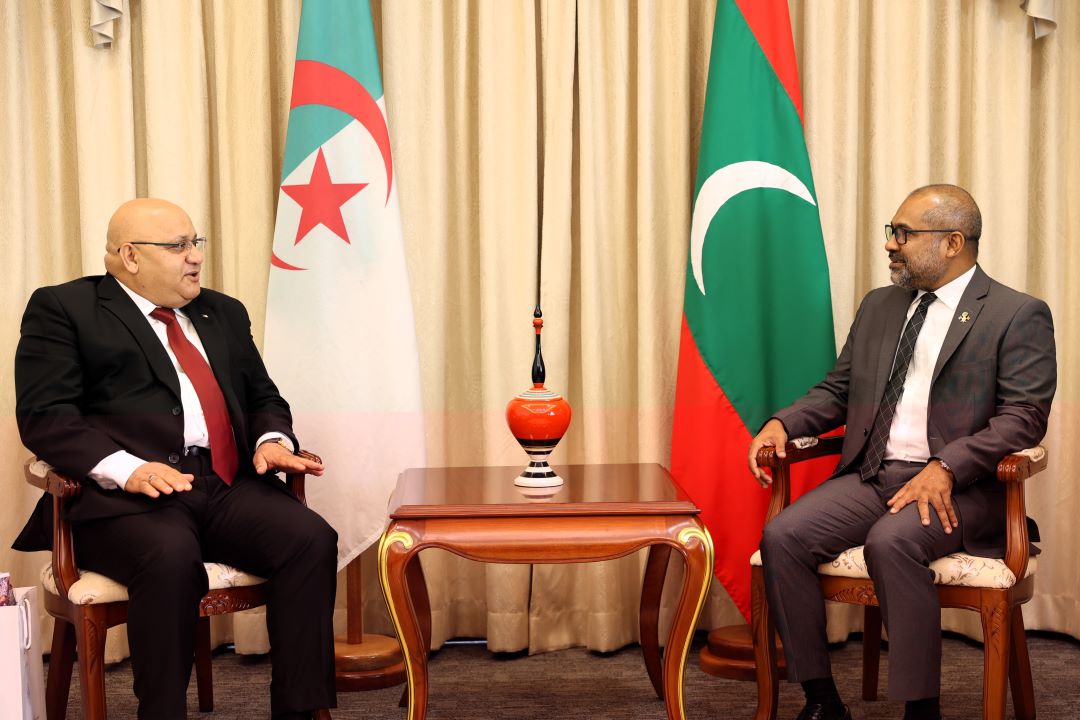 އަލްޖީރިއާ ސަރުކާރުން ދިވެހިރާއްޖެއަށް ކަނޑައެޅުއްވި އާ ސަފީރު، ޚާރިޖީ ވަޒީރުގެ އަރިހަށް އިޙުތިރާމުގެ ޒިޔާރަތެއް ކުރައްވައިފި