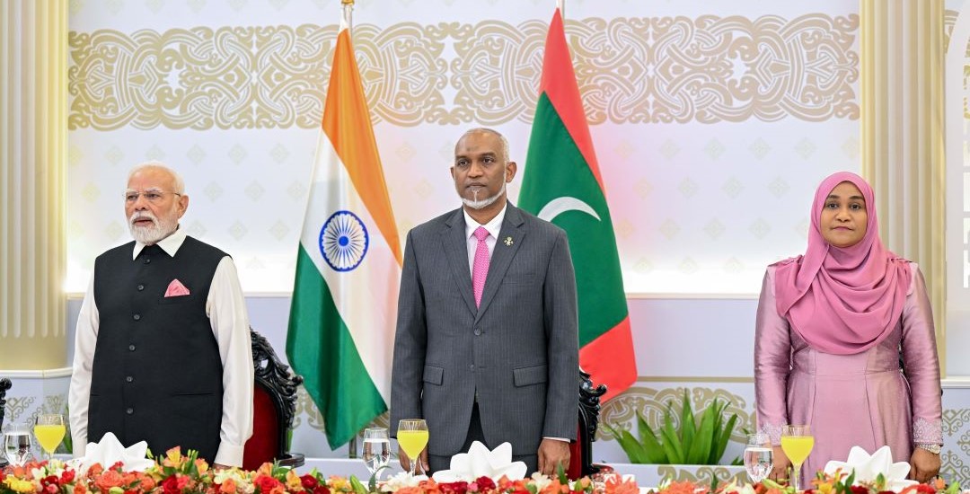 އިންޑިއާގެ ބޮޑުވަޒީރުގެ ޝަރަފުގައި ރައީސުލްޖުމްހޫރިއްޔާގެ ދެކަނބަލުން ފުރަމާނަ ޖާފަތެއް ދެއްވައިފި