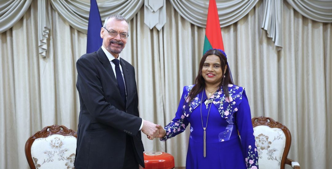 ފަރަންސޭސިވިލާތުން ދިވެހިރާއްޖެ އަށް ކަނޑައަޅުއްވާ އައު ސަފީރު ޚާރިޖީ ވަޒީރު އިރުތިޝަމް އާދަމް ގެ އަރިހަށް އިޙްތިރާމުގެ ޒިޔާރަތެއް ކުރައްވައިފި