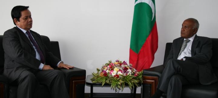 Minister of Foreign Affairs meets with Advisor and Special Envoy of Cambodia