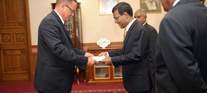 New South African High Commissioner Presents Credentials to the President