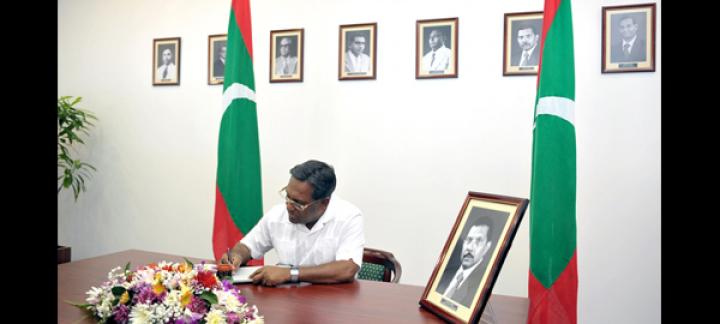 President Waheed signs in Uz. Fathulla Jameel's Book of Condolence