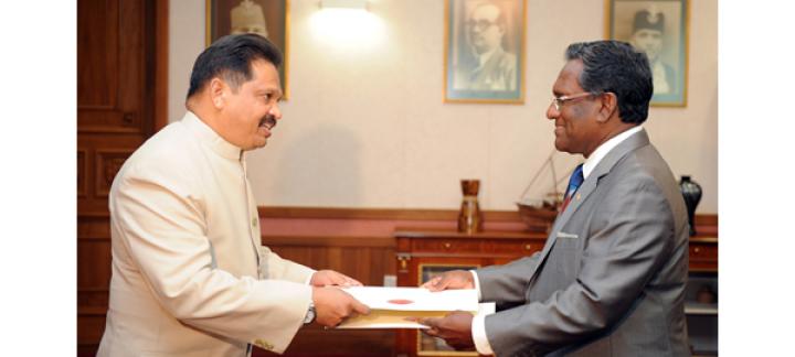 New Indian High Commissioner Presents Credentials to the President