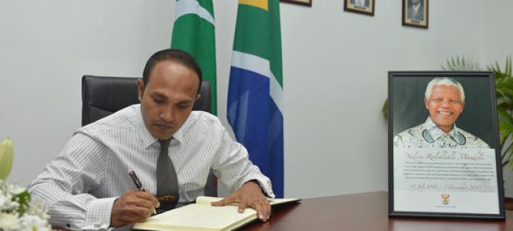 Vice President Jameel signs Book of Condolences of Late President Mandela