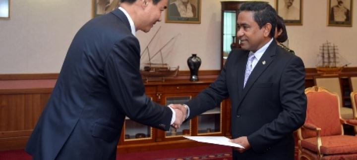 New Chinese Ambassador Presents Credentials to the President
