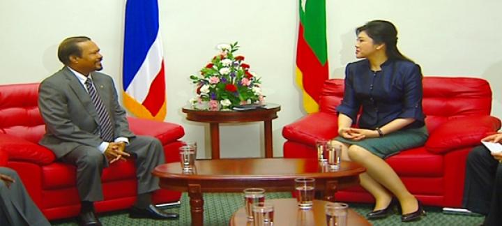 Foreign Minister Dr. Abdul Samad Abdullah calls on the Prime Minister of the Kingdom of Thailand, Her Excellency Yingluck Shinawatra