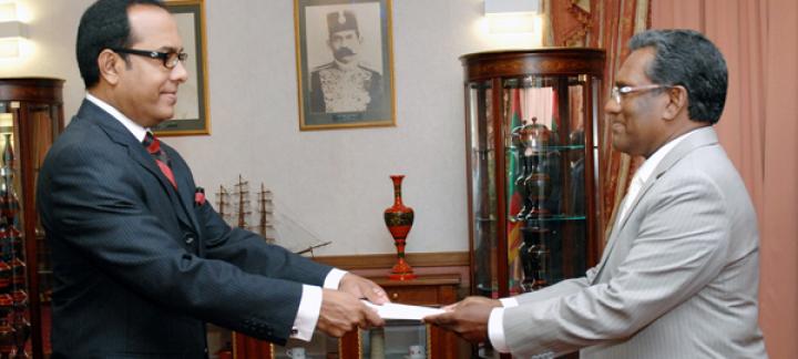 High Commissioner Naseer Presents his Letter of Credence to Indian President