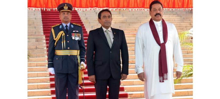 Sri Lankan President and First Lady officially welcome President Yameen and First Lady to Sri Lanka