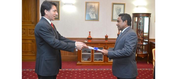 New Greek Ambassador presents Credentials to the President