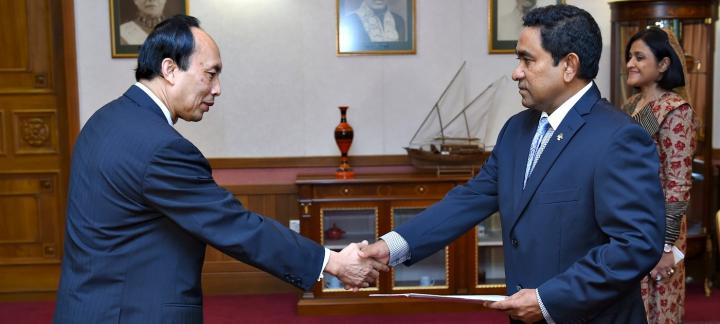 New Lao Ambassador presents credentials to the President