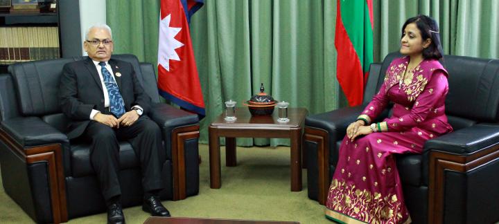 Nepal FM calls on FM Dunya