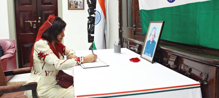 Minister Dunya signs book of condolence for Former President of India, H.E. Dr. Kalam