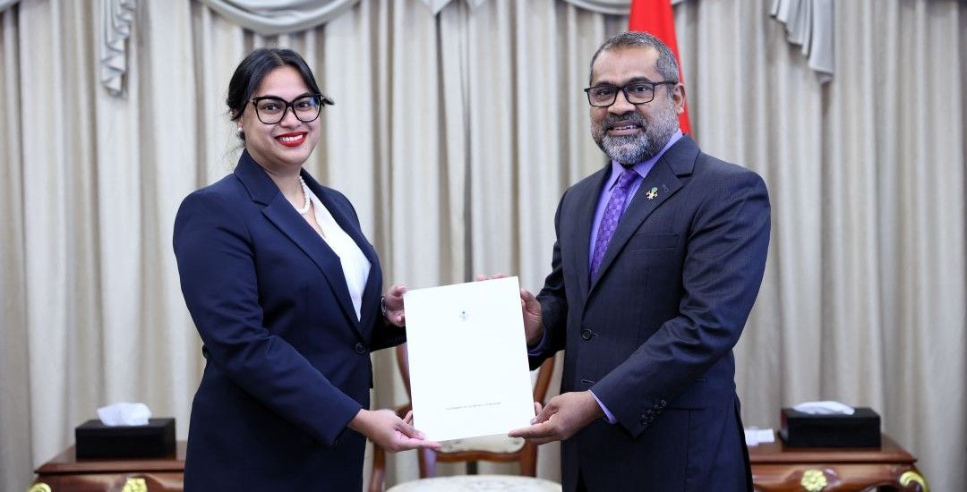 ފަރަންސޭސިވިލާތުން ދިވެހިރާއްޖެ އަށް ކަނޑައަޅާފަ ހުންނަވާ އޮނޮރަރީ ކޮންސުލް އަށް ދިވެހިރާއްޖޭގެ ޚާރިޖ ވަޒީރު އެގްޒެކެޓަރ އަރުވައިފި